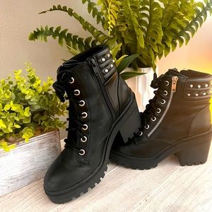 Hella cute lug sole black boots